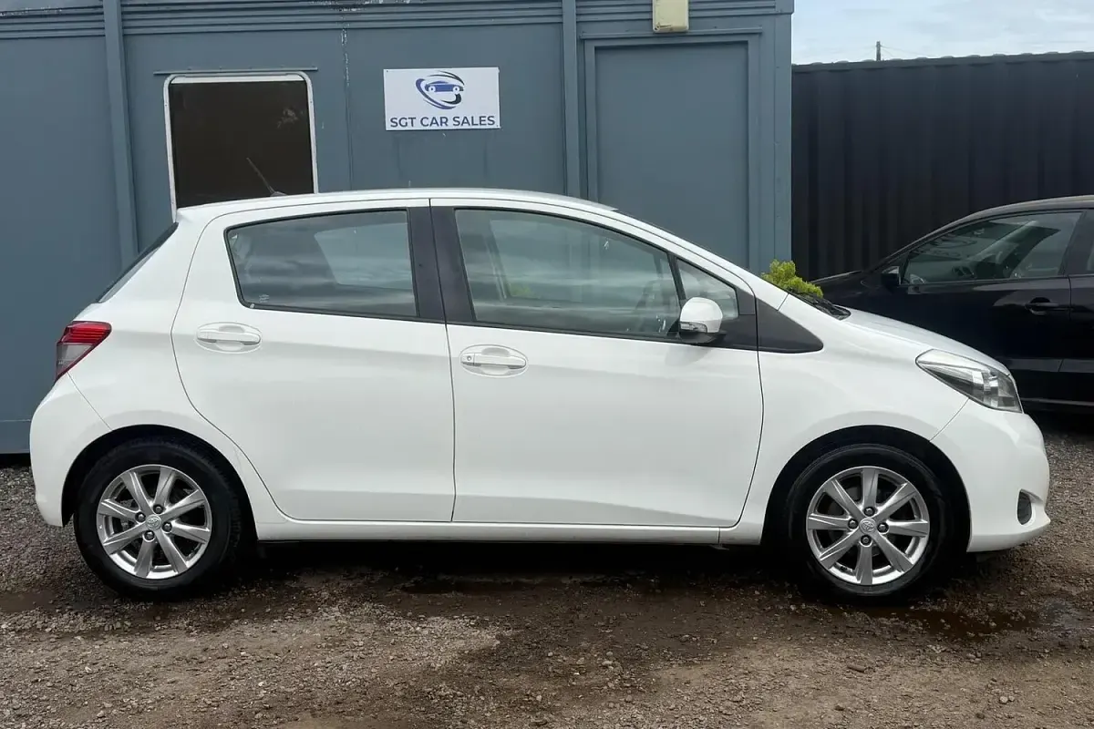 Used Toyota Yaris 99 HP (72 kW) 2013 White Hatchback