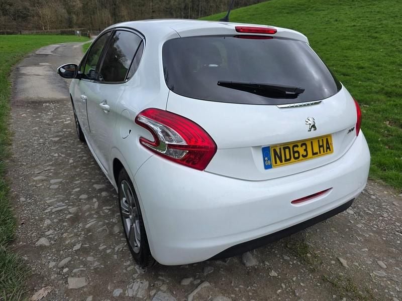 Used Peugeot 208 Allure 2014 White Hatchback