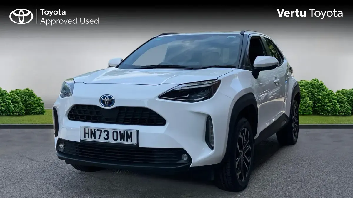 Used Toyota Yaris Hybrid Design 116 HP (85 kW) 2023 Pure white Estate