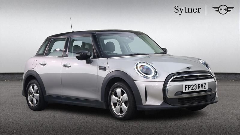 Usado Mini Cooper Classic 134 HP (98 kW) 2023 Prateado Citadino