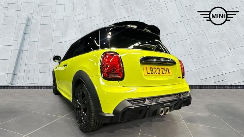 Begagnad Mini John Cooper Works Hatch 228 HK (167 kW) 2023 Gul Halvkombi