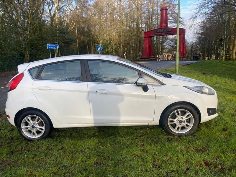 Used Ford Fiesta Zetec 100 HP (73 kW) 2017 White Hatchback