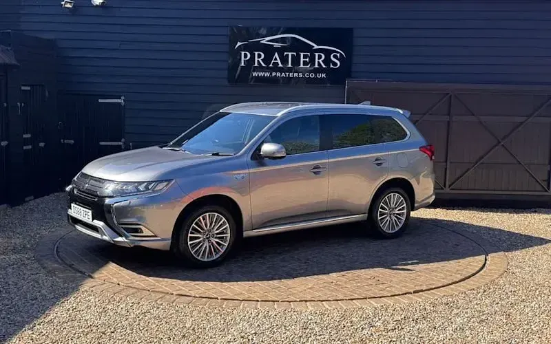 Używany Mitsubishi Outlander P-HEV 177 KM (130 kW) 2018 Szary Kombi