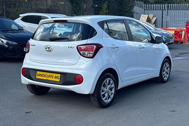 Used Hyundai i10 83 HP (61 kW) 2018 White Hatchback