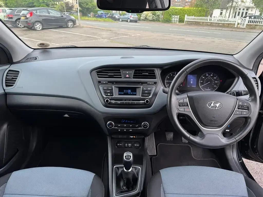Used Hyundai i20 Premium 84 HP (61 kW) 2016 Black Hatchback