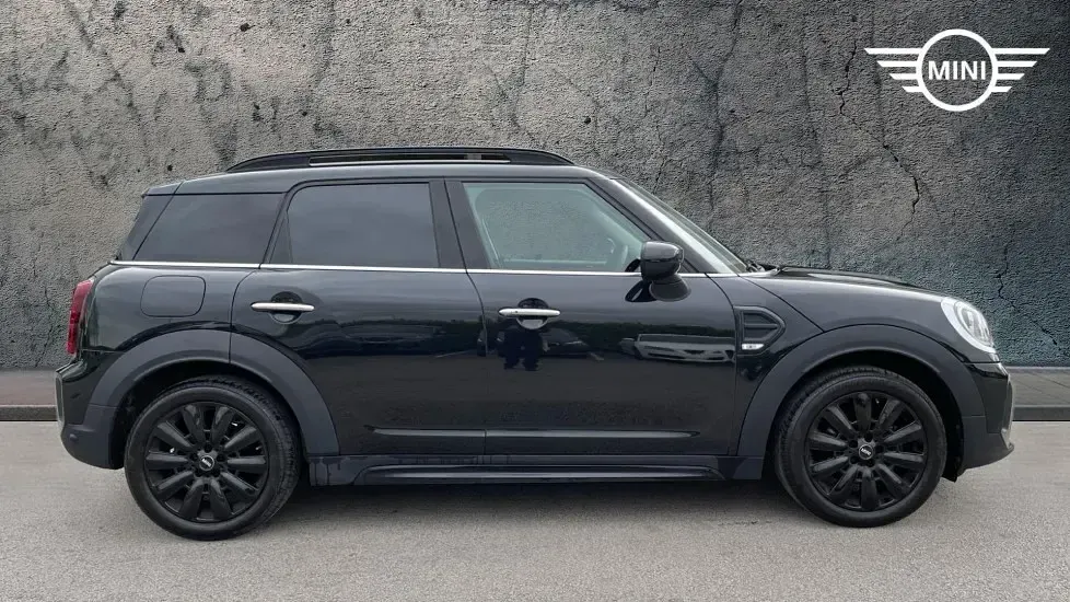 Używany Mini Cooper Countryman Classic 134 KM (98 kW) 2022 Czarny SUV