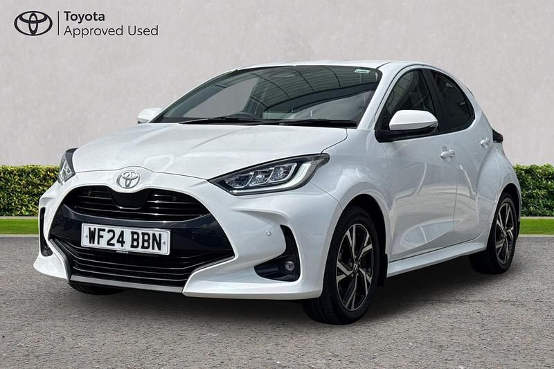Used Toyota Yaris Hybrid Design 116 HP (85 kW) 2024 Pure white Hatchback