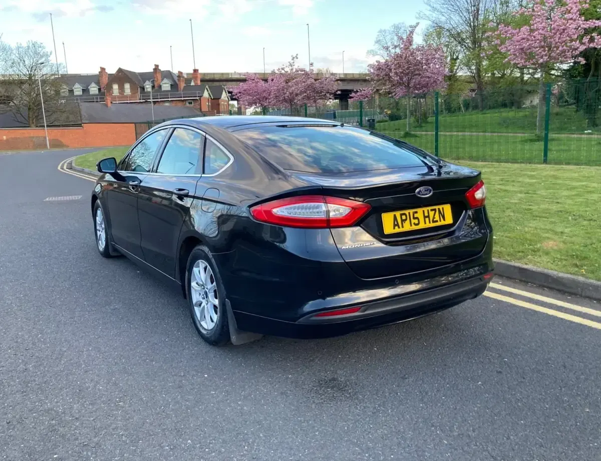 Begagnad Ford Mondeo Zetec 150 HK (110 kW) 2015 Svart Halvkombi