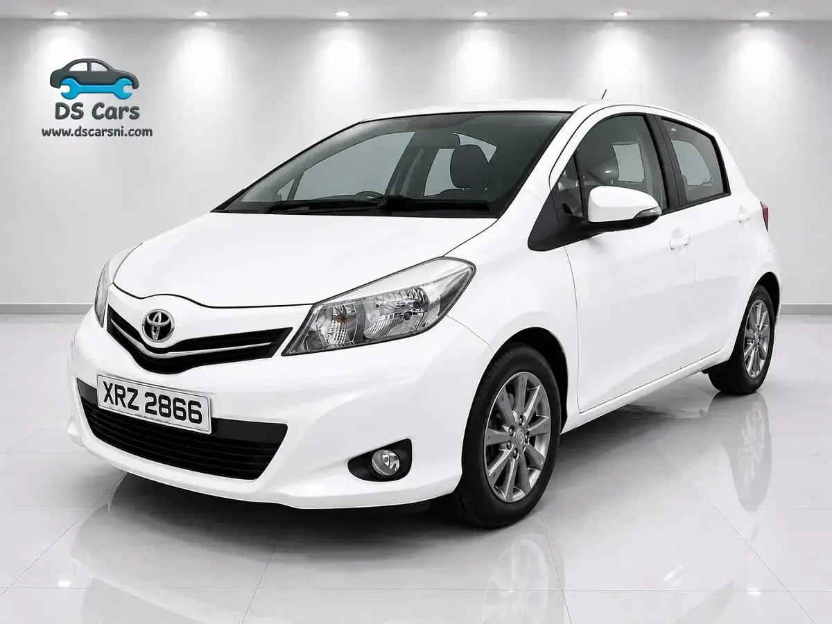 Used Toyota Yaris 99 HP (72 kW) 2014 White Hatchback