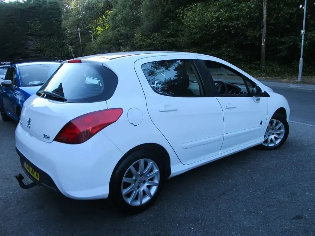 Used Peugeot 308 Envy 92 HP (67 kW) 2011 White Hatchback