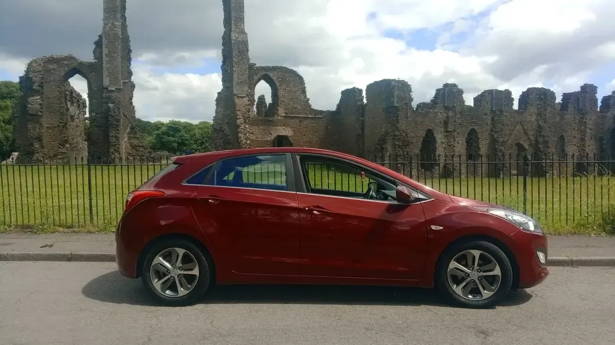 Used Hyundai i30 SE 100 HP (73 kW) 2016 Red Hatchback