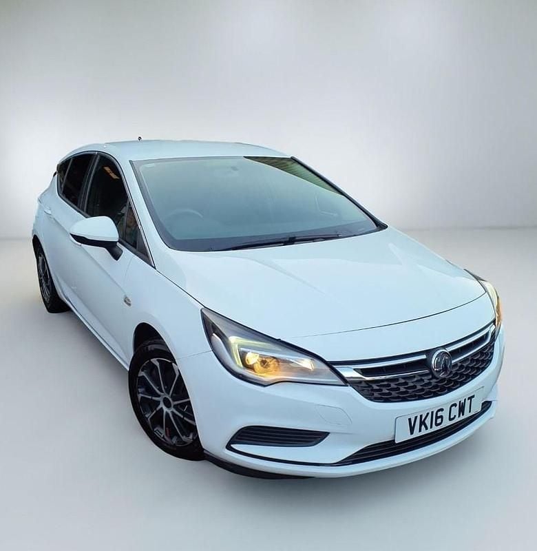 Used Vauxhall Astra Design Edition 110 HP (80 kW) 2016 White Hatchback