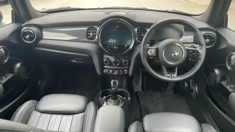 Usado Mini Cooper Exclusive 134 HP (98 kW) 2023 Preto Citadino