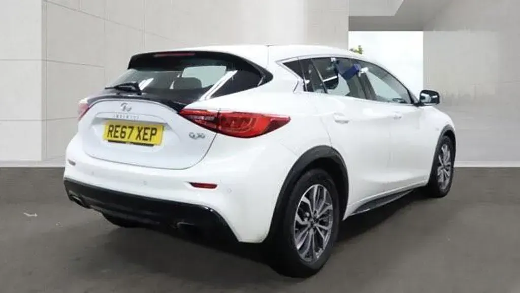 Used Infiniti Q30 170 HP (125 kW) 2018 White Hatchback