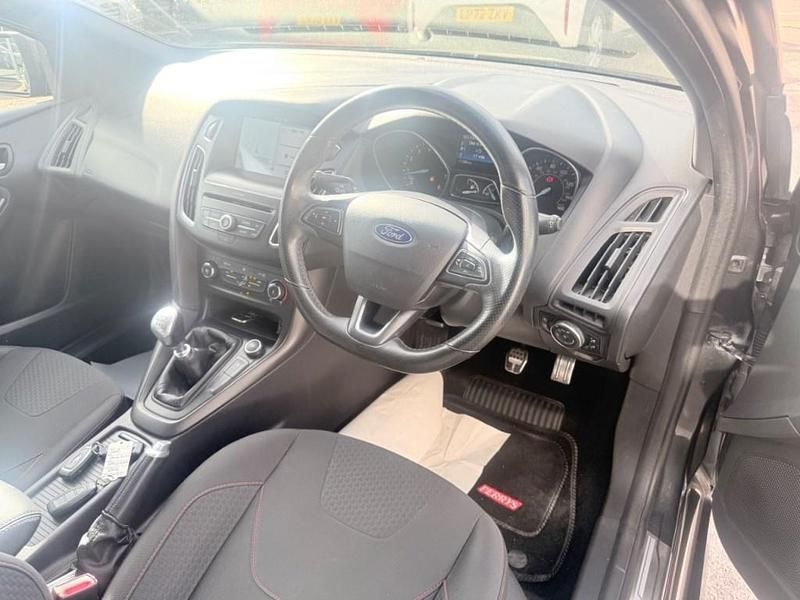 Used Ford Focus ST-Line 125 HP (91 kW) 2017 Grey Hatchback