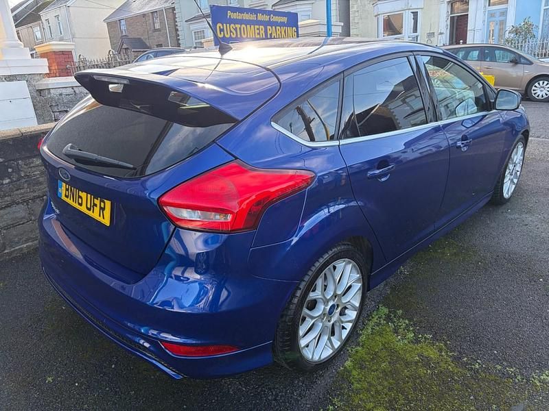 Used Ford Focus Zetec 120 HP (88 kW) 2016 Blue Hatchback