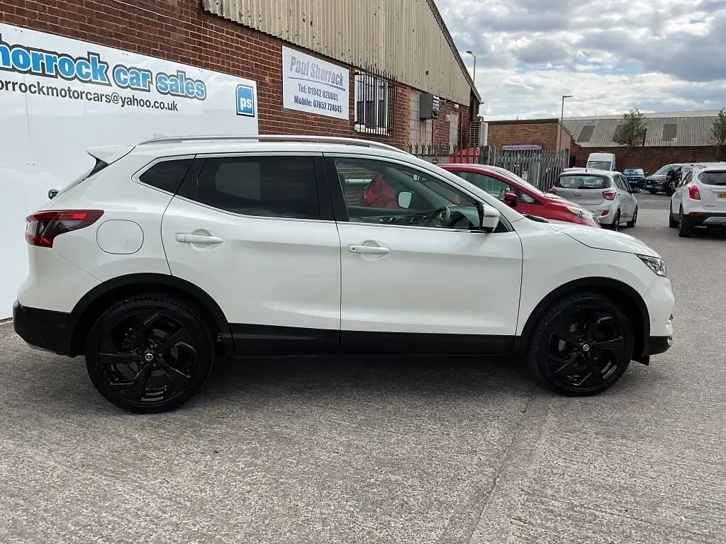 Used Nissan Qashqai Tekna 2018 White SUV