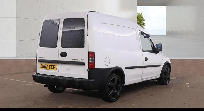 Used Vauxhall Combo 75 HP (55 kW) 2007 White MPV