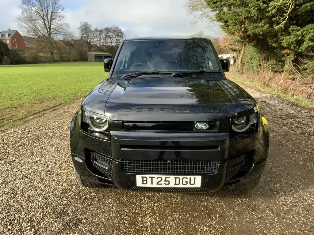 Used Land Rover Defender SE Dynamic 250 HP (183 kW) 2025 Black SUV