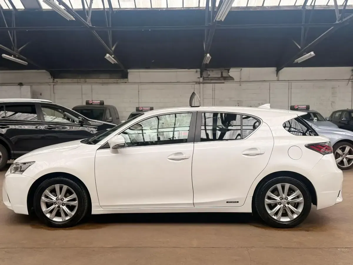 Used Lexus CT200h 136 HP (100 kW) 2014 White Hatchback
