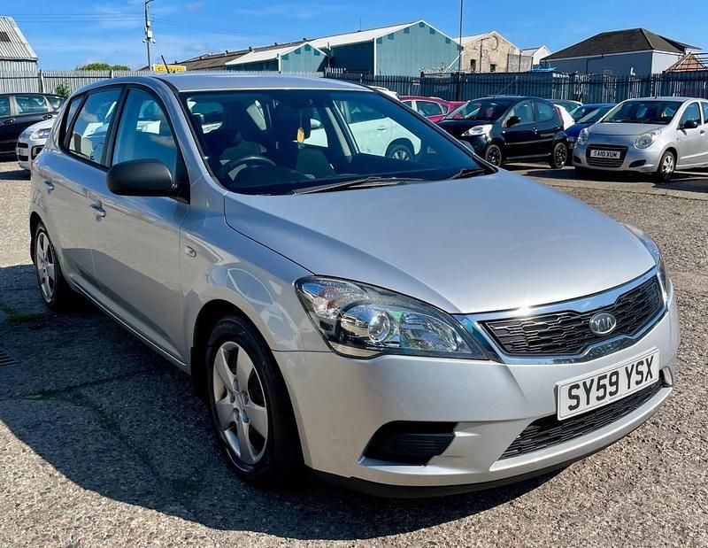Silver Used 2009 Kia Ceed 2 Hatchback | £1,950 (Fair price) - Image 1/4