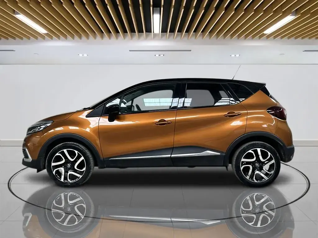 Used Renault Captur Dynamique 90 HP (66 kW) 2017 Orange/black SUV