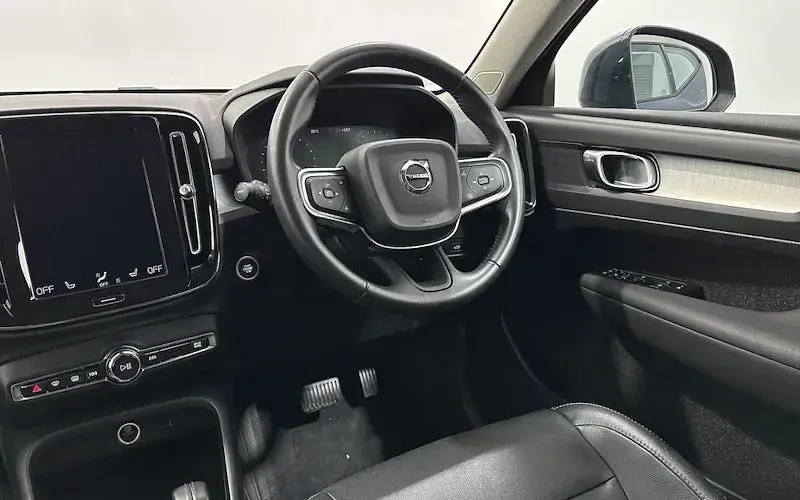 Used Volvo XC40 Momentum 197 HP (144 kW) 2020 Blue SUV