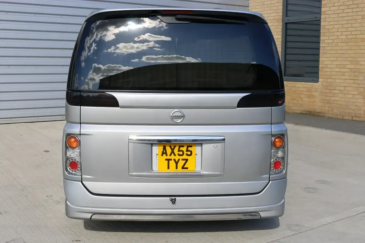 Used Nissan Elgrand 2006 Silver MPV