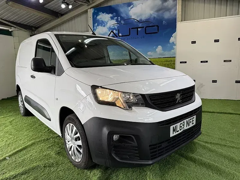 Used Peugeot Partner 100 HP (73 kW) 2019 White MPV