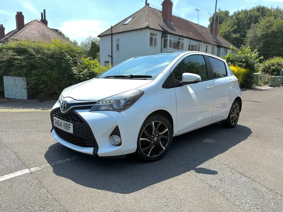Used Toyota Yaris Sport 99 HP (72 kW) 2014 White Hatchback