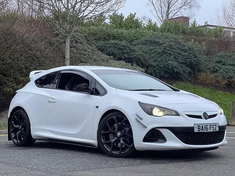 Used Vauxhall Astra GTC S 280 HP (205 kW) 2016 White Hatchback