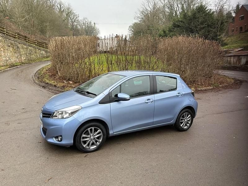 Used Toyota Yaris 90 HP (66 kW) 2014 Blue Hatchback