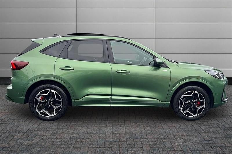 Second-hand Ford Kuga ST-Line X 183 CP (134 kW) 2025 Verde SUV