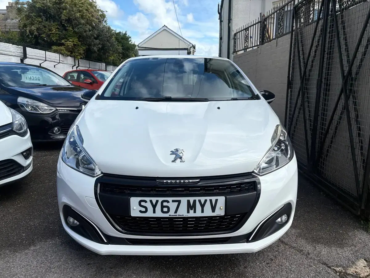 Used Peugeot 208 Allure 82 HP (60 kW) 2017 White Hatchback