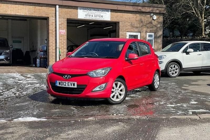 Used Hyundai i20 Active 85 HP (62 kW) 2012 Red Hatchback