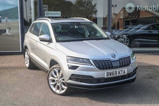 Brilliant silver metallic Used 2020 Skoda Karoq SE L SUV | £19,599 (A bit pricey) - Image 1/4