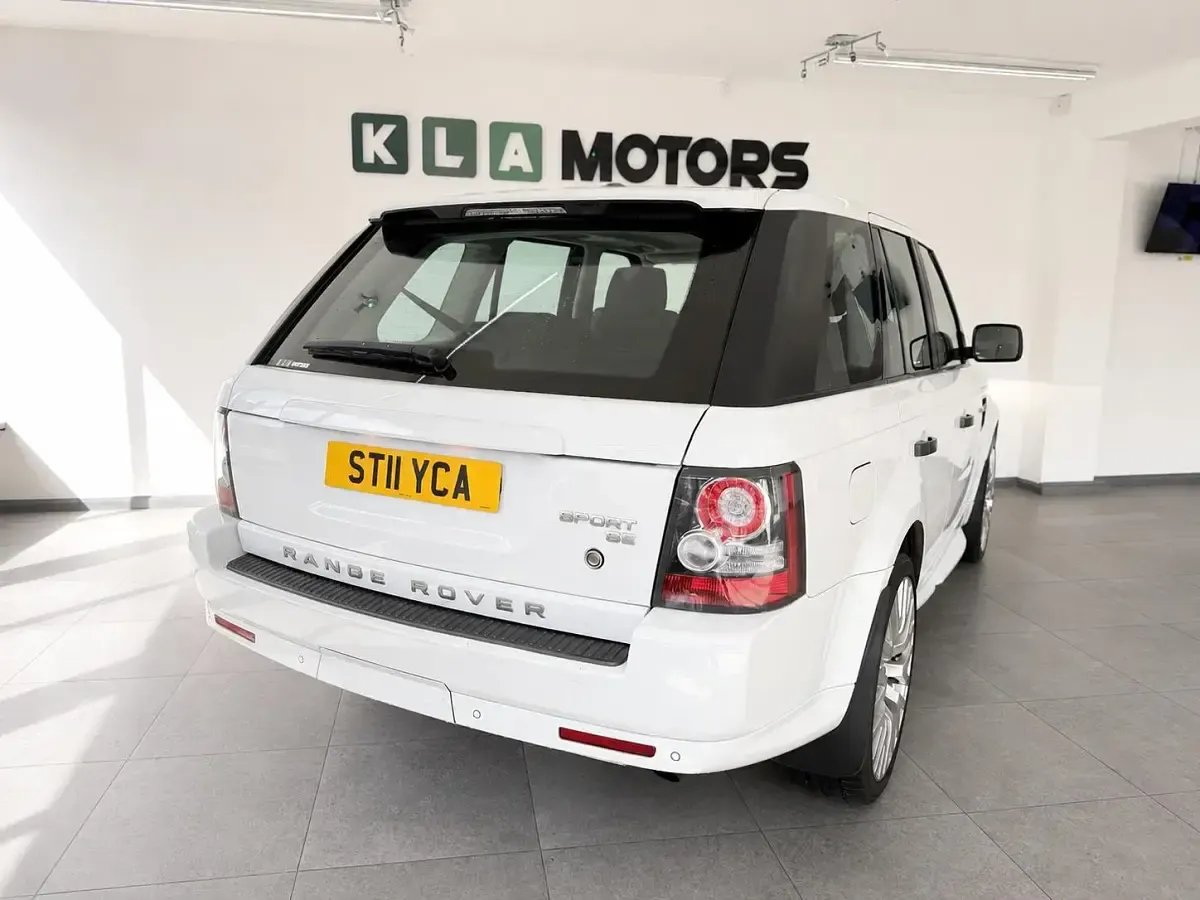 Used Land Rover Range Rover SE 2011 White SUV