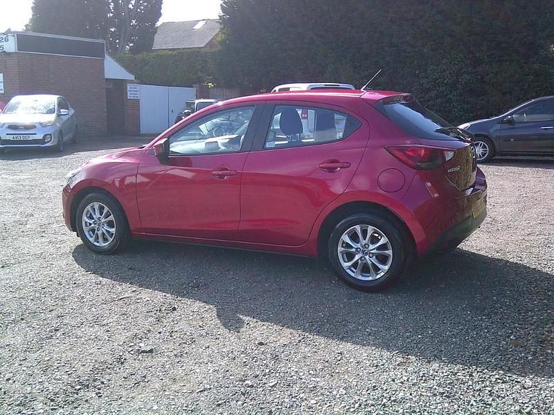 Używany Mazda 2 2016 Czerwony Hatchback