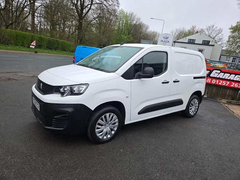 Begagnad Peugeot Partner 131 HK (96 kW) 2021 Vit Minibuss