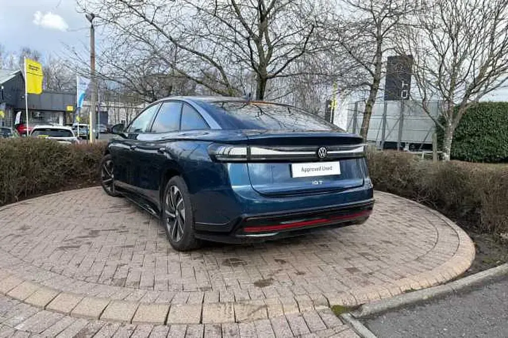 Begagnad VW ID.7 Pro 210 kW (286 HK) 2024 Blå Halvkombi