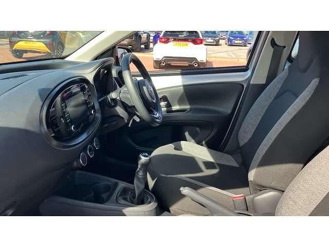 Used Toyota Aygo X PURE 72 HP (52 kW) 2022 Silver SUV