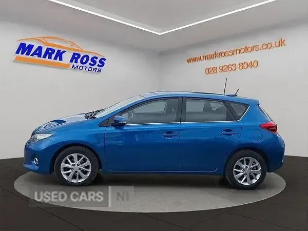 Used Toyota Auris 132 HP (97 kW) 2014 Blue Hatchback