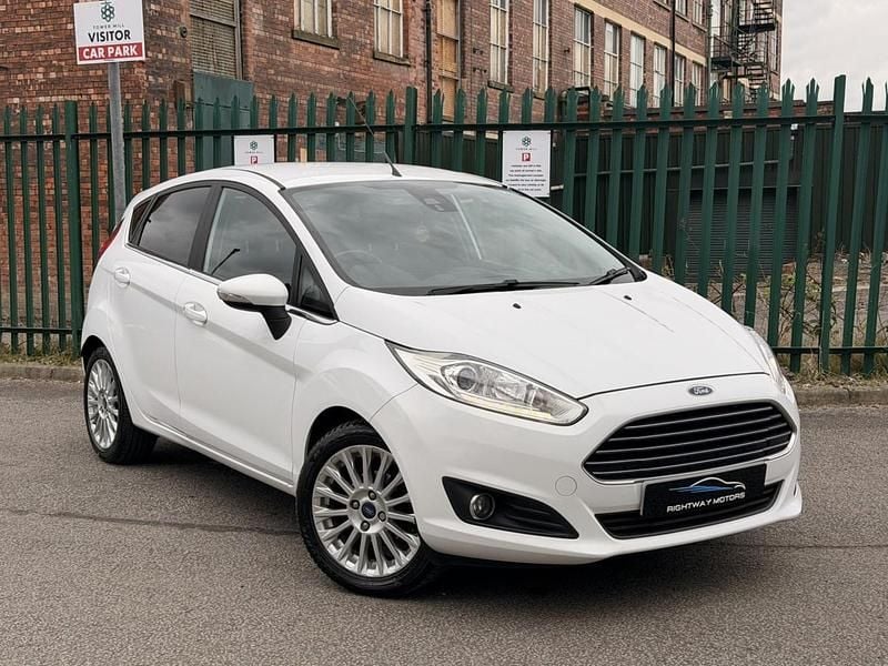 Used Ford Fiesta Titanium 95 HP (69 kW) 2014 Yellow Hatchback