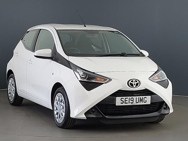 Used Toyota Aygo X-play 72 HP (52 kW) 2019 White Hatchback