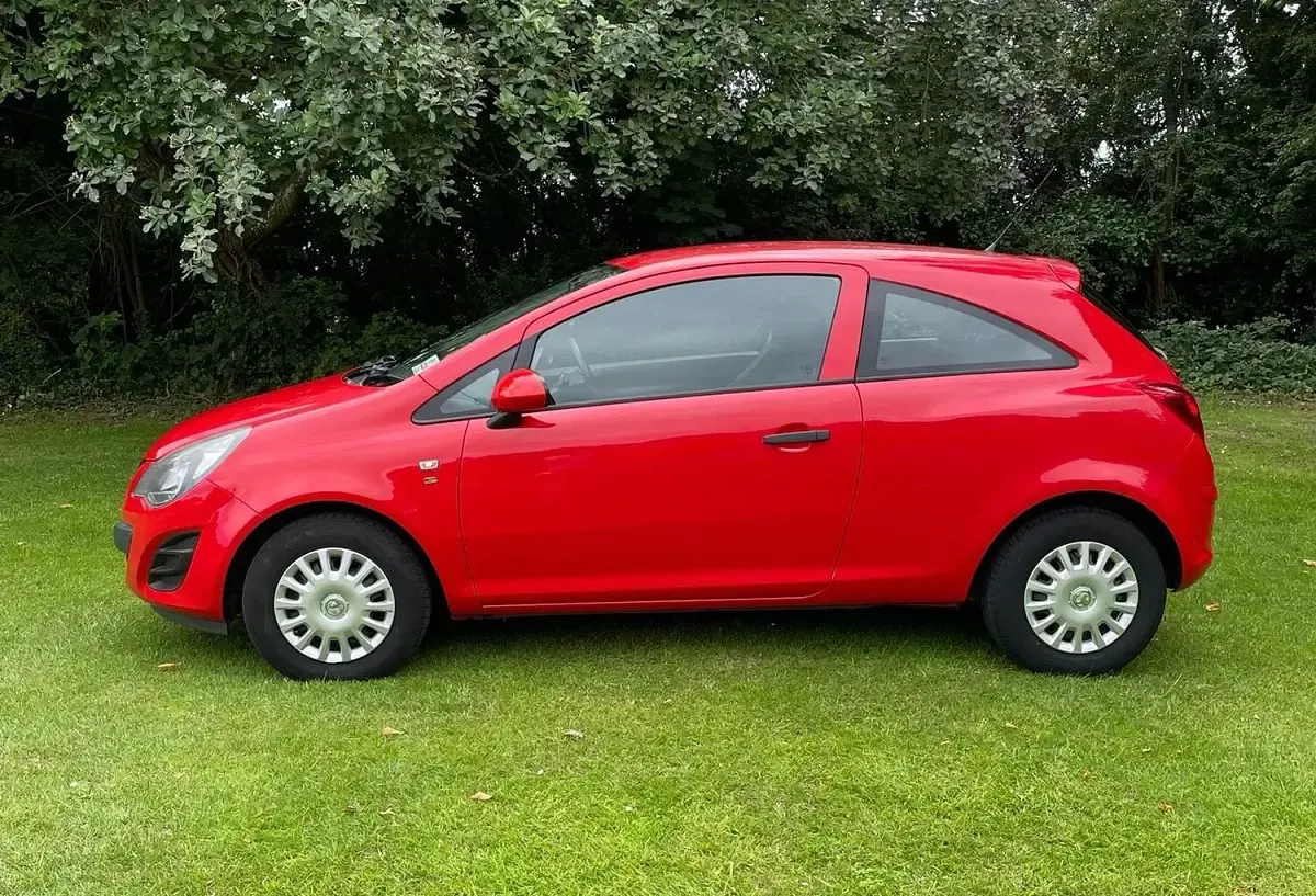 Used Vauxhall Corsa S 65 HP (47 kW) 2014 Red Hatchback