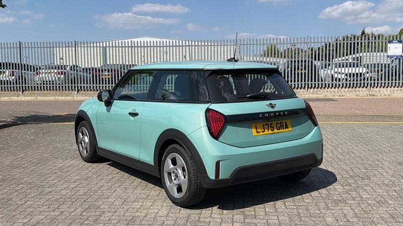 Usado Mini Cooper Hatch 113 kW (154 HP) 2025 Verde Citadino