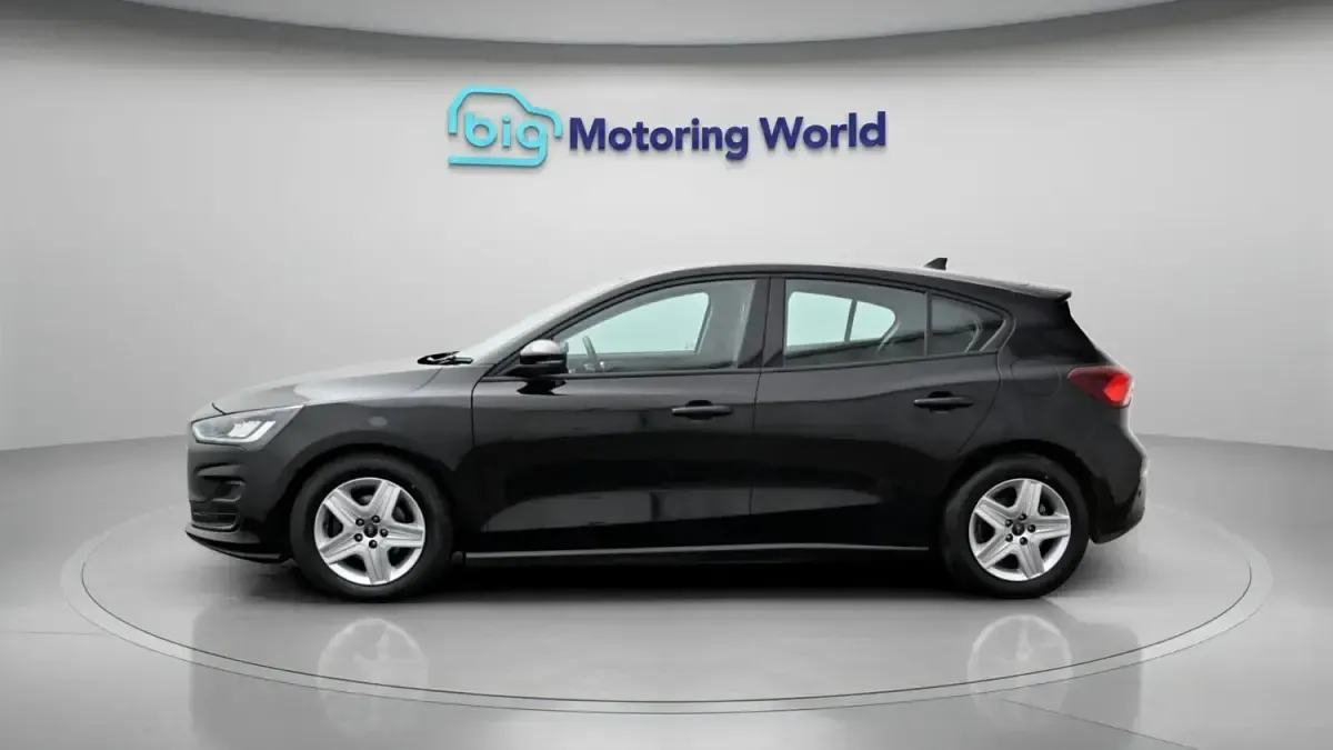 Second-hand Ford Focus Zetec 118 CP (86 kW) 2023 Negru Hatchback