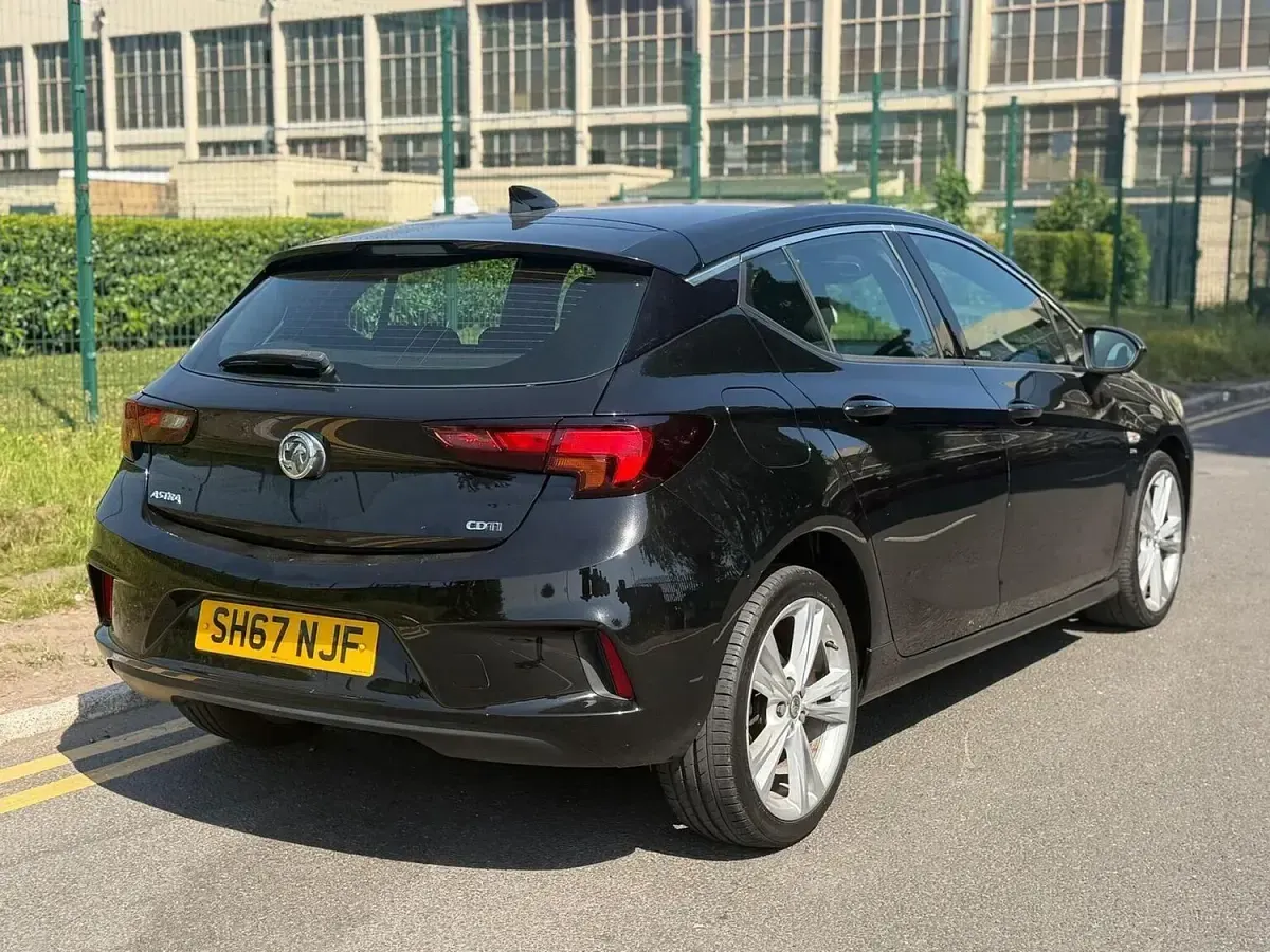 Used Vauxhall Astra SRi 110 HP (80 kW) 2017 Black Hatchback