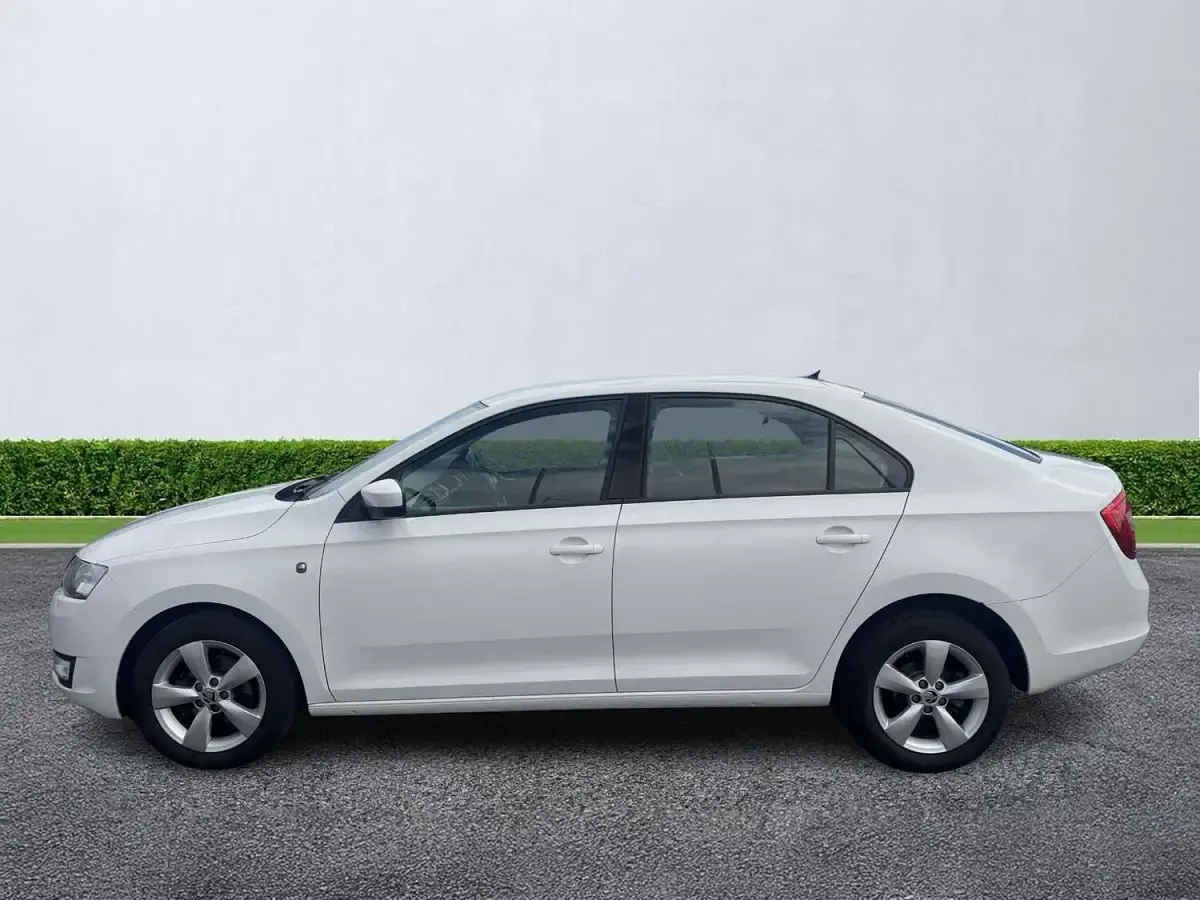 Used Skoda Rapid SE 2015 White Hatchback
