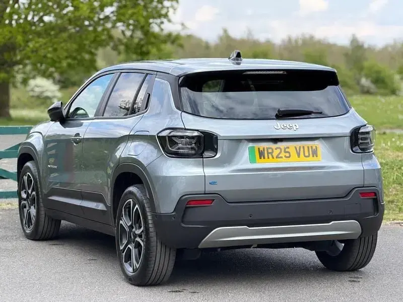 Begagnad Jeep Avenger Summit 114 kW (156 HK) 2025 Grå SUV